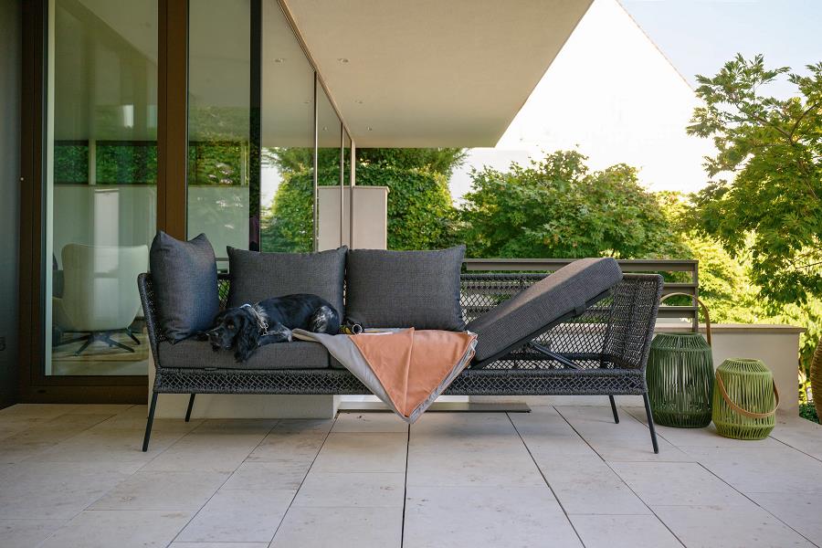 Stern Dining Lounge Odea mit Armlehne Kopfteil beidseitig verstellbar Aluminium schwarz matt Kordel pepper Kissen seidenschwarz