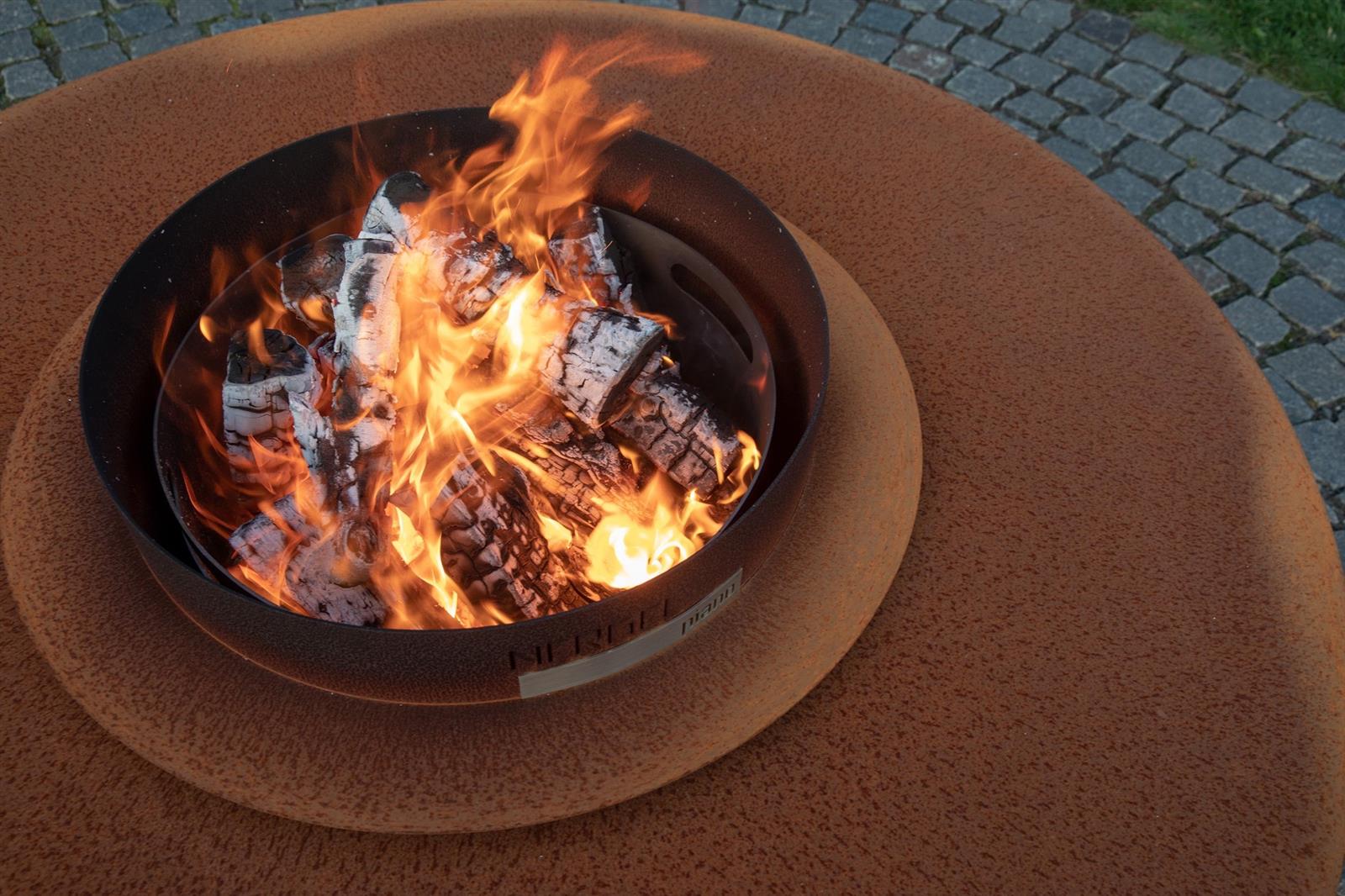 Feuerstelle Piano Cor-ten Stahl