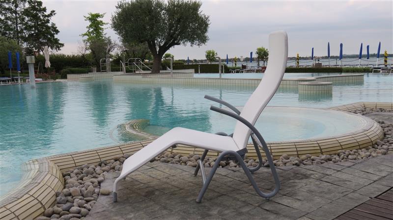 Professionelle Wellness und Relaxliege Modell WELLNESS-T, in verschiedenen Farben erhältlich