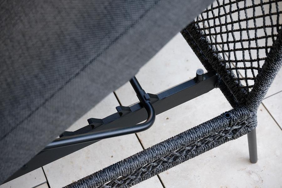 Stern Dining Lounge Odea mit Armlehne Kopfteil beidseitig verstellbar Aluminium schwarz matt Kordel pepper Kissen seidenschwarz