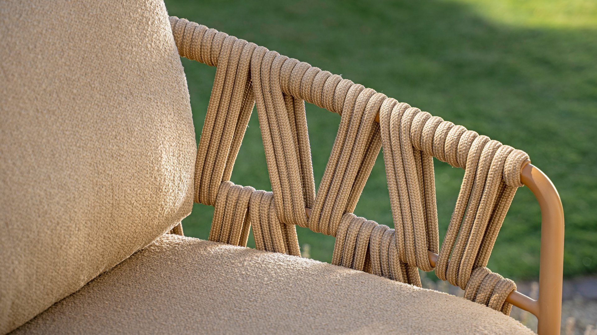 4 Seasons Outdoor Biarritz Sofa 2.5-Sitzer mit 3 Kissen Boucle Amber/Braun
