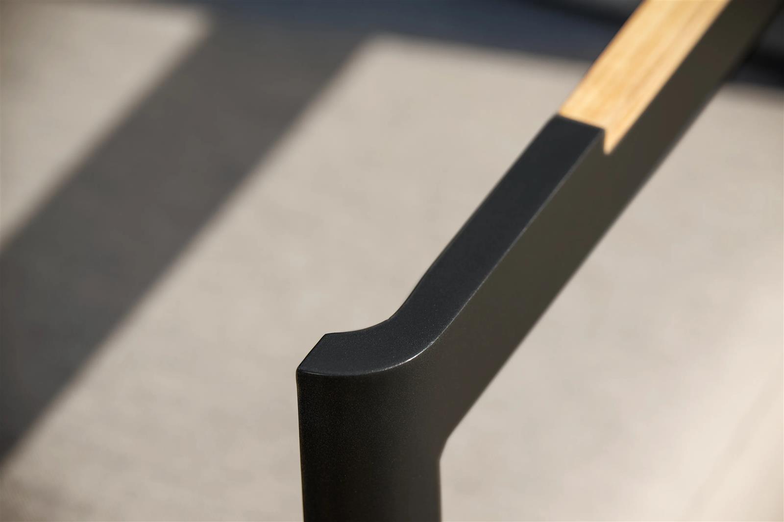Stern Sessel Viggo Aluminium schwarz matt, Kissen 100% Polyacryl seidenschwarz, Armlehnen Teak FSC-zertifiziert