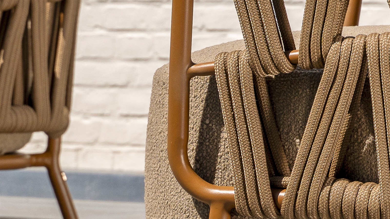 4 Seasons Outdoor Biarritz Sofa 2.5-Sitzer mit 3 Kissen Boucle Amber/Braun