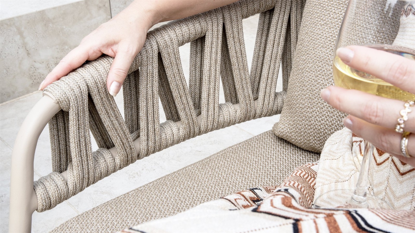 Taste by 4 Seasons Outdoor Calma Sofa 3-Sitzer mit 3 Kissen Latte/Taupe