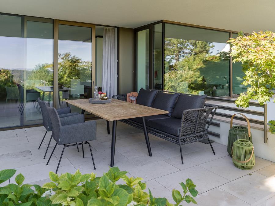 Stern Dining Lounge Odea mit Armlehne Kopfteil beidseitig verstellbar Aluminium schwarz matt Kordel pepper Kissen seidenschwarz
