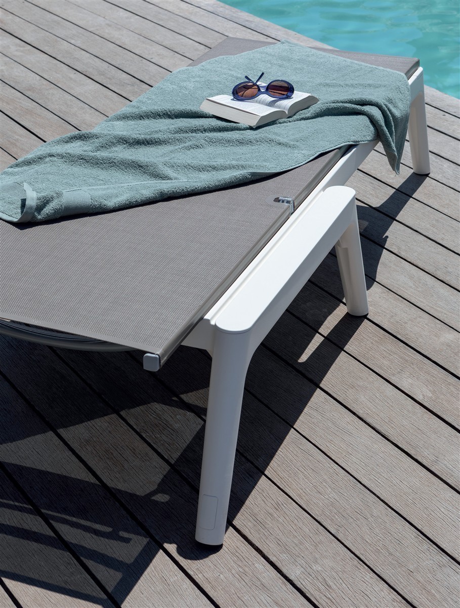 Grosfillex Provence Sonnenliegen Gestell weiss glacier Bezug T21 Taupe