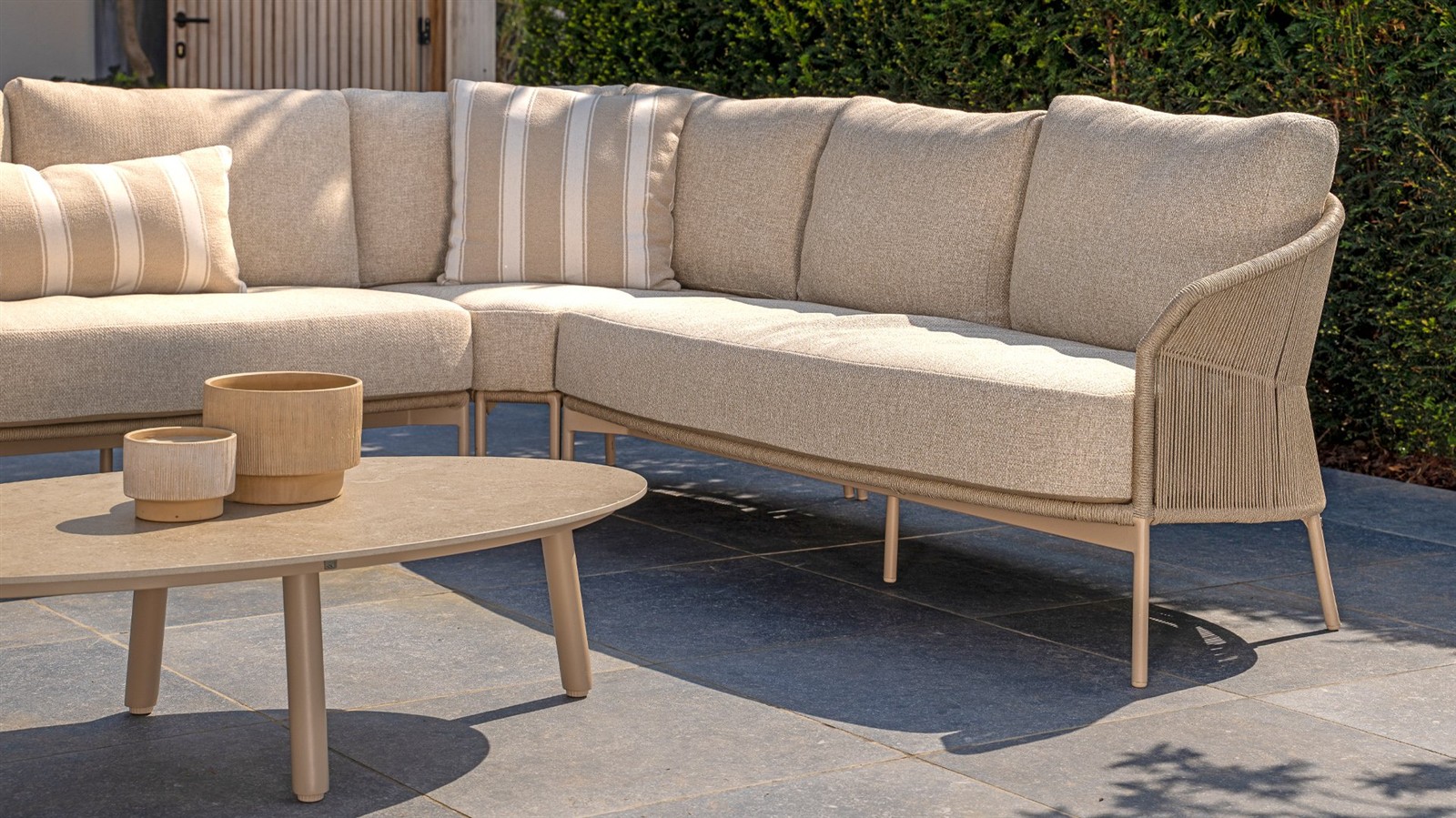 Taste by 4 Seasons Outdoor Florence Sofa 2-Sitzer Armlehne links mit 3 Kissen Latte/Taupe