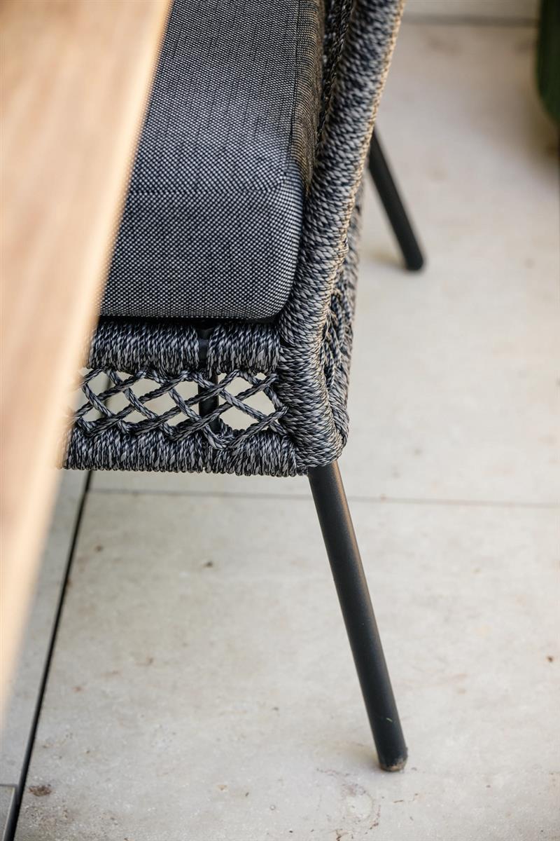 Stern Dining Lounge Odea mit Armlehne Kopfteil beidseitig verstellbar Aluminium schwarz matt Kordel pepper Kissen seidenschwarz